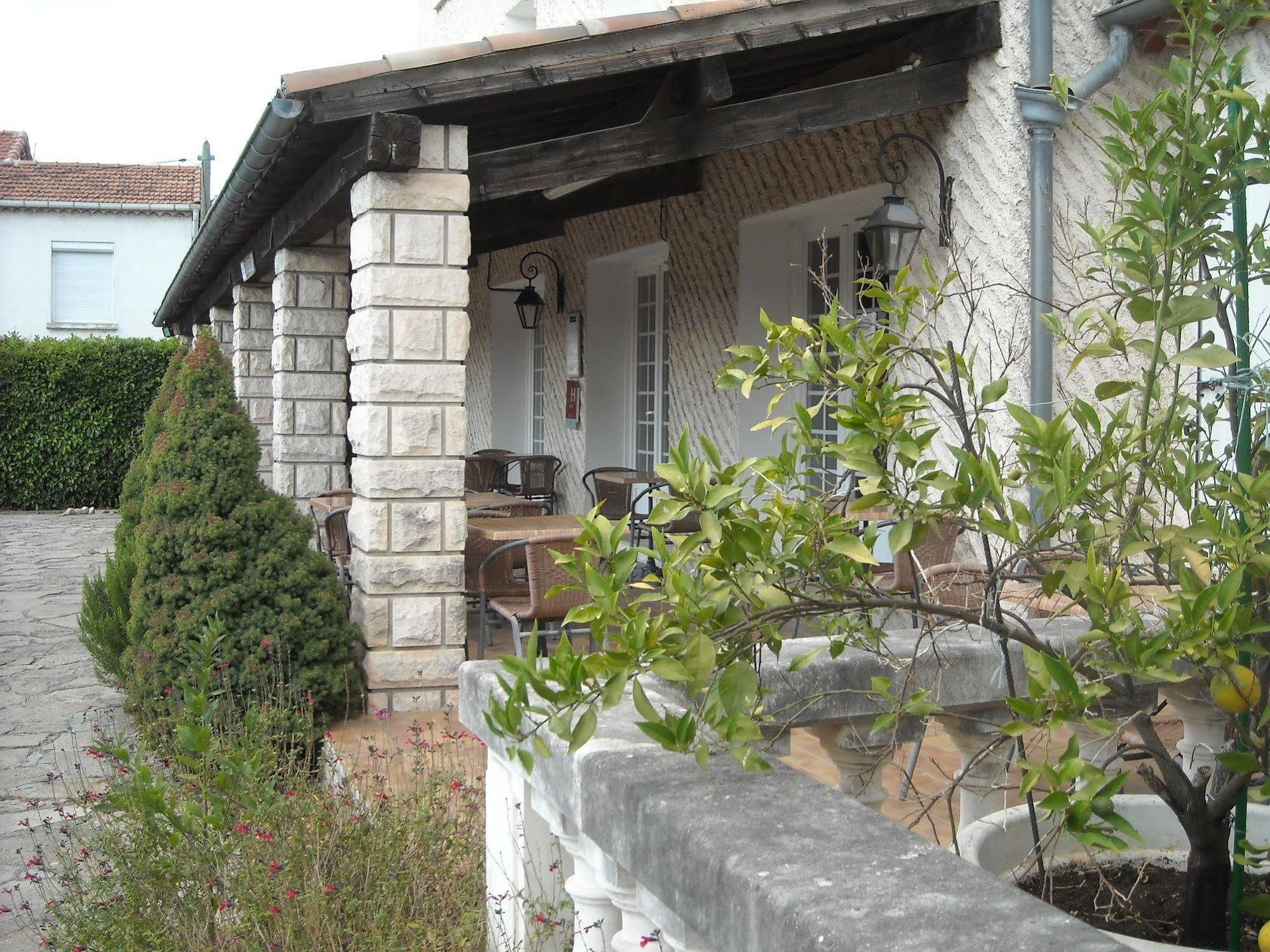 Hotel Ecusson Saint-Hilaire-de-Brethmas Exterior photo